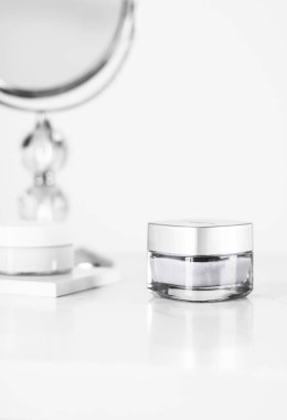 Hassas cilt için güzellik kremi, lüks kaplıca.