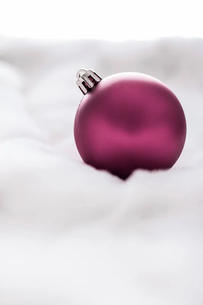 Purpurové Vánoce na pozadí bílé chlupaté kožešiny, luxusní Wi — Stock fotografie