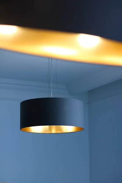 Lampe dorée dans une chambre, élégant éclairage de décoration moderne — Photo