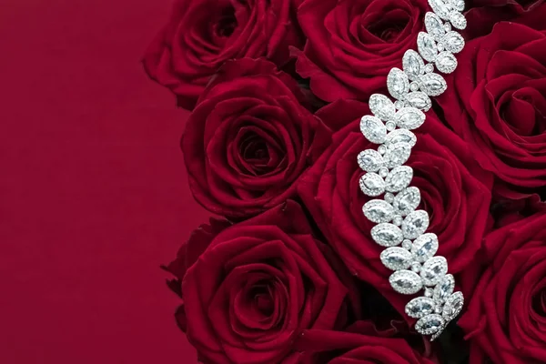 Πολυτελές διαμαντένιο βραχιόλι κοσμημάτων και κόκκινα τριαντάφυλλα λουλούδια, αγάπη δώρο — Φωτογραφία Αρχείου