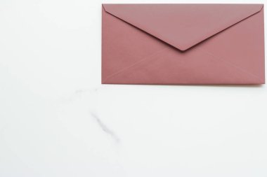 Mermer yatık arka planda boş kağıt zarflar, tatil posta