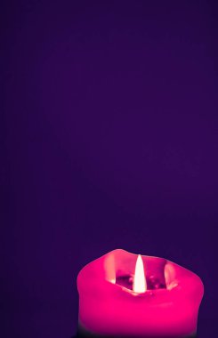 Mor arka plan pembe tatil mum, lüks marka tasarım