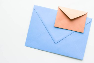 Mermer yatık arka planda boş kağıt zarflar, tatil posta