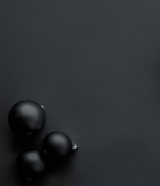 Siyah flatlay fon üzerinde Noel baubles, lüks kış holid