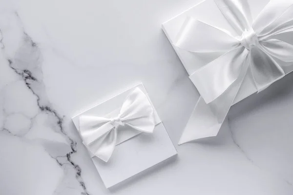 Regalos de boda de lujo con lazo de seda y cintas en mármol backgro —  Fotos de Stock