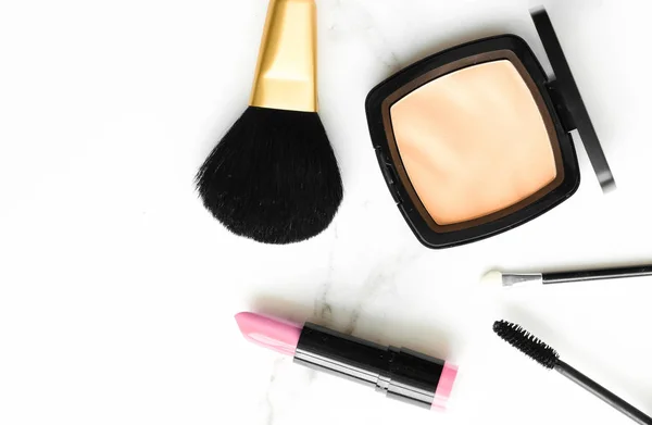 Make-up e cosmetici su marmo, fondo flatlay — Foto Stock