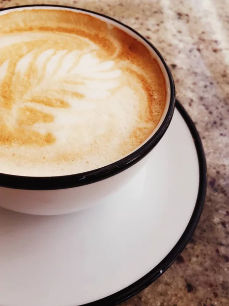 Cappuccino per la prima colazione in caffetteria, tazza di caffè sul tavolo in pa — Foto Stock