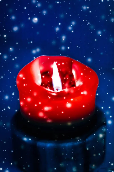 Red Holiday Candle på Blue Sparkling snöar bakgrund, lyx — Stockfoto