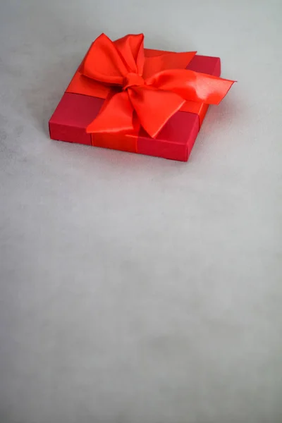 Caixa de presente de férias de luxo vermelho com fita de seda e arco, natal — Fotografia de Stock