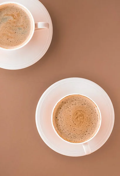 Kopp hett kaffe som frukost drink, flatlay koppar på beige bak — Stockfoto