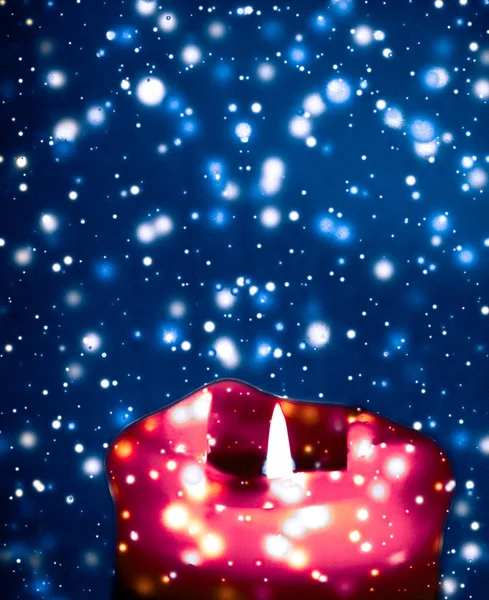 Vela de feriado vermelho no fundo de neve espumante azul, luxo — Fotografia de Stock