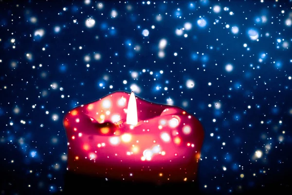 Red holiday candle on blue sparkling snowing background, luxury — Stock Photo, Image