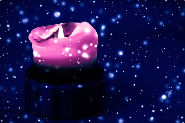 Pink ünnep gyertya kék pezsgő havazás háttér, luxus — Stock Fotó