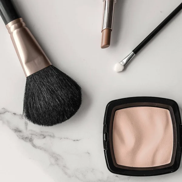 Makyaj ve kozmetik ürünleri mermer, düz arkaplan