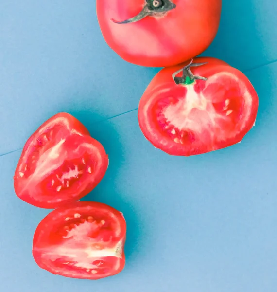 Tomates rojos maduros frescos sobre fondo azul, vegetales orgánicos —  Fotos de Stock
