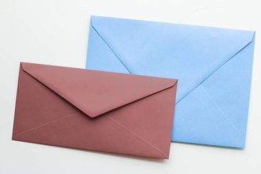 Mermer yatık arka planda boş kağıt zarflar, tatil posta