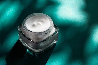 Hassas cilt için güzellik kremi, nemlendirici lüks kaplıca kooperatifi.