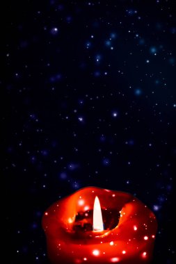 Koyu pırıl pırıl kar arka plan üzerinde kırmızı tatil mum, lüks 