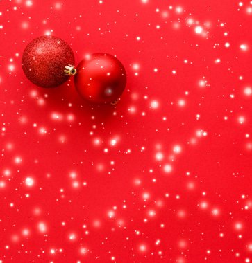 Kar glitter, lüks wi ile kırmızı arka plan üzerinde Noel baubles