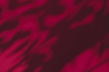 Soyut sanat, botanik gölgeler kestane rengi arka planda yer alır.