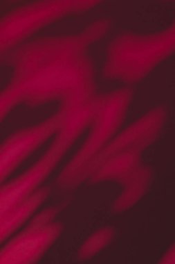 Soyut sanat, botanik gölgeler kestane rengi arka planda yer alır.