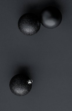 Siyah flatlay fon üzerinde Noel baubles, lüks kış holid