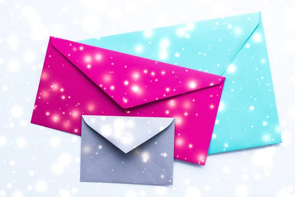 Envelopes de papel em branco de férias de inverno em mármore com neve brilhante f — Fotografia de Stock
