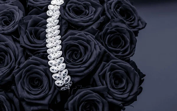 Розкішний діамантовий ювелірний браслет і чорні троянди квіти, любов гіт — стокове фото