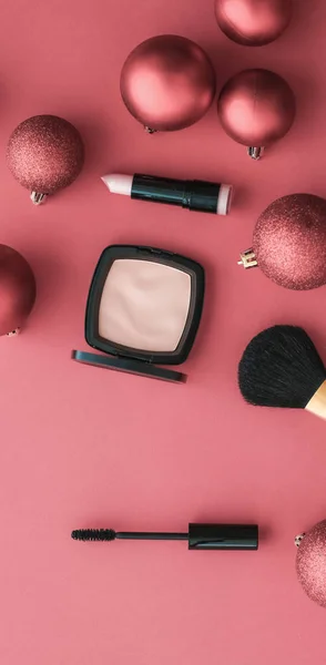 Zestaw kosmetyków i makijażu dla marki urody Christmas sal — Zdjęcie stockowe