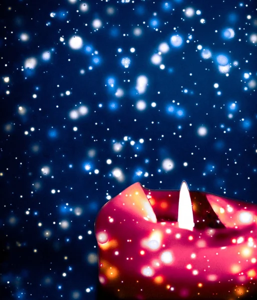 푸른 반짝이는 눈 배경에 빨간 휴일 촛불, 고급 스러움 — 스톡 사진