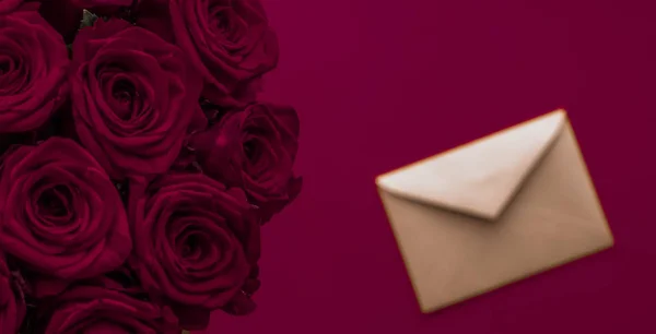 Love letter and flowers delivery on Valentines Day, πολυτελές bouqu — Φωτογραφία Αρχείου