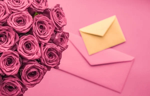 Праздничное любовное письмо и доставка цветов, роскошный букет роз — стоковое фото
