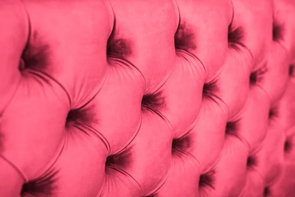Tapicería de sofá acolchado de terciopelo rosa de lujo con botones, elegante — Foto de Stock