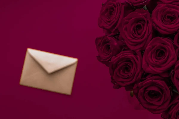 Sevgililer gününde aşk mektubu ve çiçek teslimatı. Lüks bir buket. — Stok fotoğraf