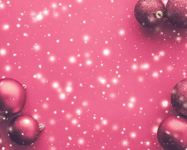 Christbaumkugeln auf rosa Hintergrund mit Schneeglitzern, Luxus — Stockfoto
