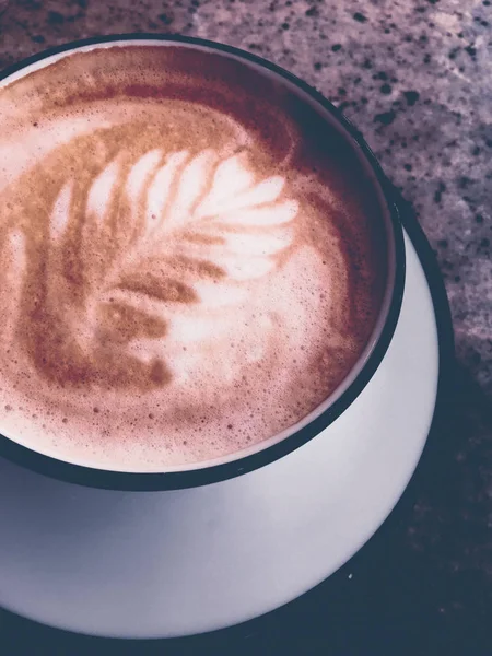 Kafeteryada kahvaltı için Cappuccino, pa masada kahve fincanı — Stok fotoğraf