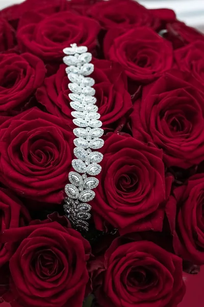 Pulseira de jóias de diamante de luxo e flores de rosas vermelhas, presente de amor — Fotografia de Stock