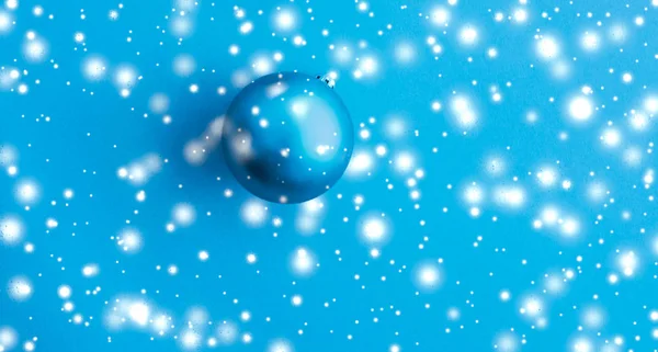 Bombki świąteczne na niebieskim tle ze śniegu blask, luksus w — Zdjęcie stockowe