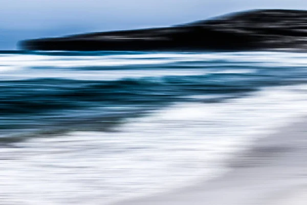Fond marin abstrait, vue à longue exposition des côtes océaniques de rêve — Photo