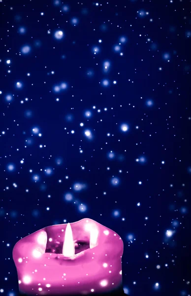 Vela de vacaciones rosa sobre fondo de nieve brillante azul, lujo — Foto de Stock