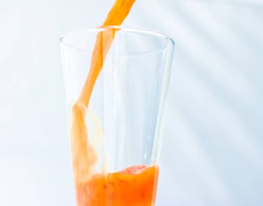 Diyet detox için Chia tohumları ile kırmızı meyve Smoothie suyu cam