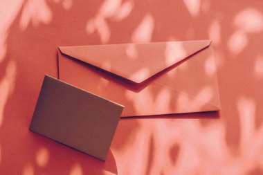 Flatlay model tasarımı olarak güzellik markası kimliği, bir kartvizit...