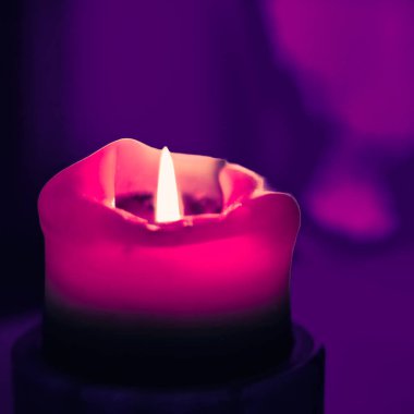 Mor arka plan pembe tatil mum, lüks marka tasarım