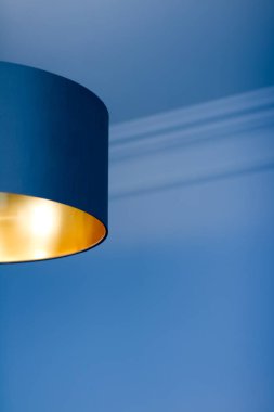 Bir odada altın lamba, zarif modern ev dekorasyonu ışıklandırması.