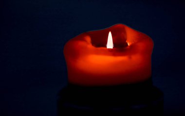 Koyu arka plan üzerinde kırmızı tatil mum, lüks marka tasarım bir