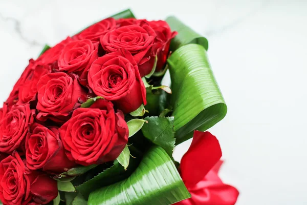 Férias amor presente no Dia dos Namorados, bouquet de luxo de ro vermelho — Fotografia de Stock