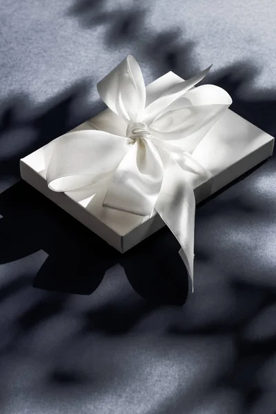 豪华节日白色礼品盒与丝带和蝴蝶结的黑色 — 图库照片