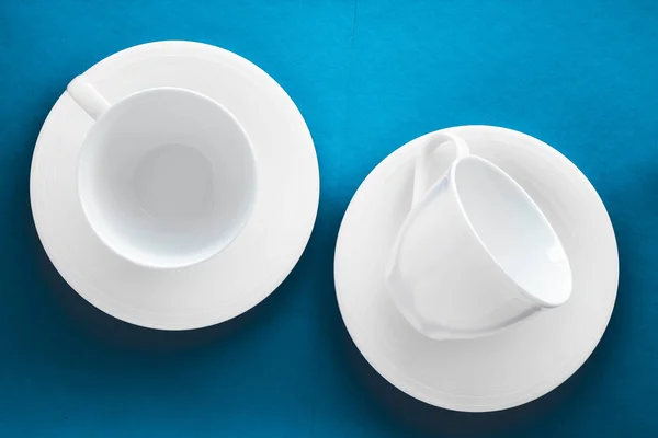 Fehér étkészlet edények készlet, üres csésze kék flatlay háttérb — Stock Fotó