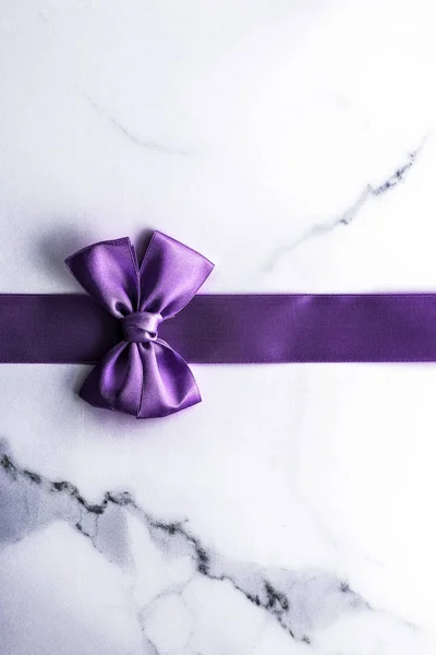 紫色丝带和蝴蝶结的豪华大理石背景，节日 — 图库照片