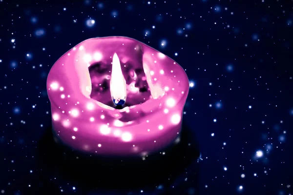 Pink Holiday Candle på blå gnistrande snöar bakgrund, lyx — Stockfoto